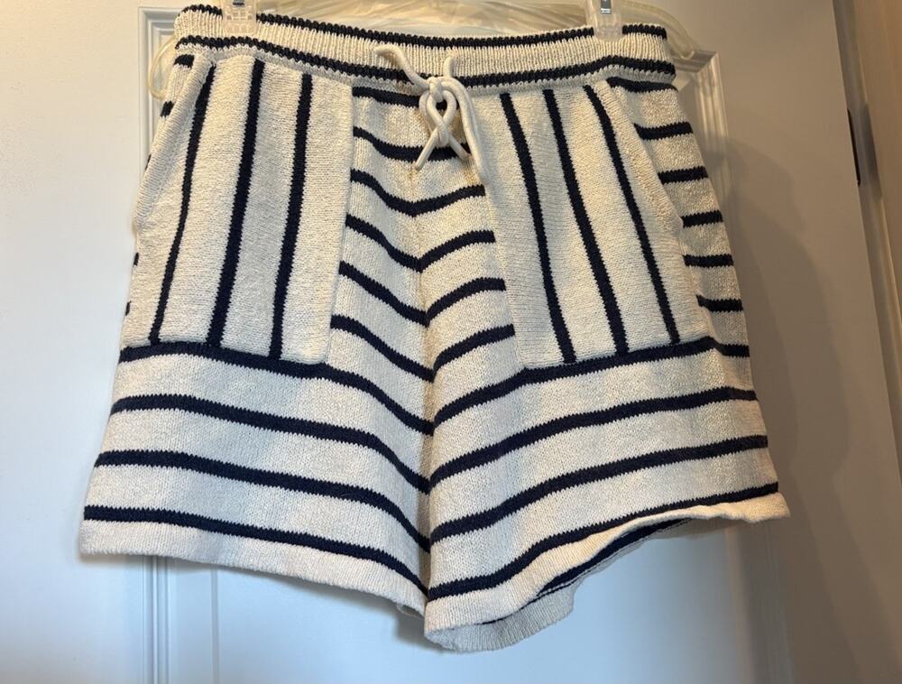 BKE Buckle Sweater Knit Shorts Womens Medium Navy Cream Striped Drawstring 15"